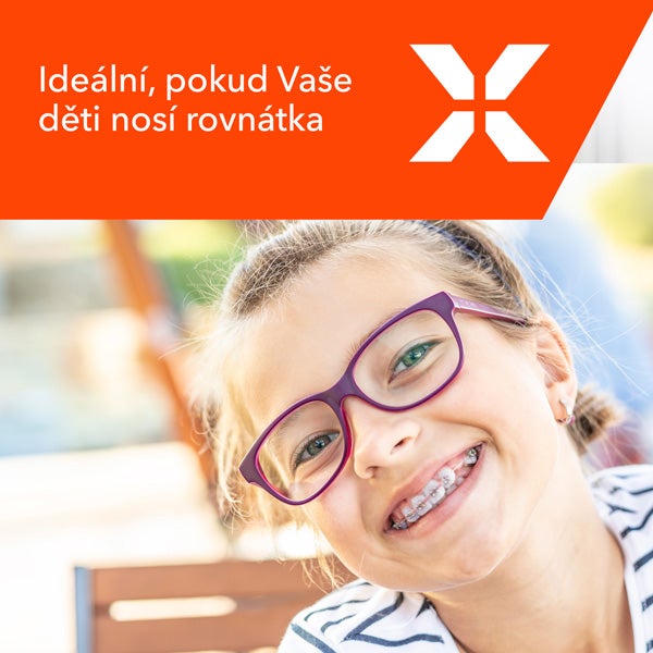 Usměvavá dívka s brýlemi a rovnátky, text o vhodnosti pro děti s rovnátky.